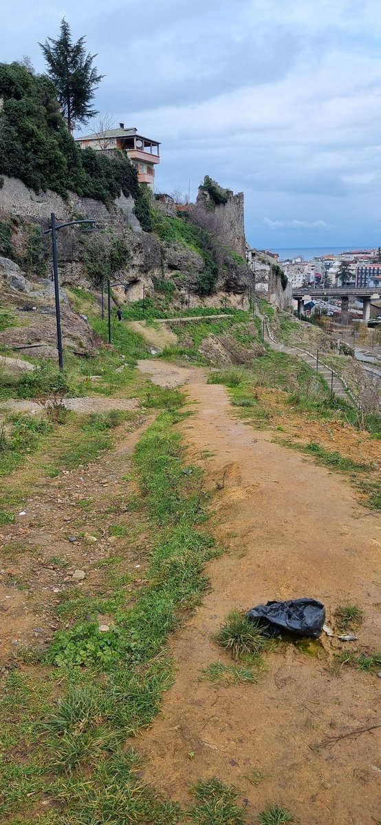 Yıl olmuş 2024.
Trabzon gibi bir şehrin merkezinde, Trabzon Kalesi'nin doğu tarafında, Akvaryum'un hemen üstünde çamurlu yoldan yürüyoruz. Dikenden, daldan, budaktan temizlenmiş taş döşeli bir patika yol yapmak çok mu zor?
<a href="/csbgovtr/">T.C. Çevre, Şehircilik ve İklim Dğş. Bakanlığı</a>
<a href="/baskanzorluoglu/">X</a>
<a href="/ahmetmgenc/">Ahmet Metin Genç</a>
<a href="/trabzoniktm/">Trabzon İl Kültür ve Turizm Müdürlüğü</a>