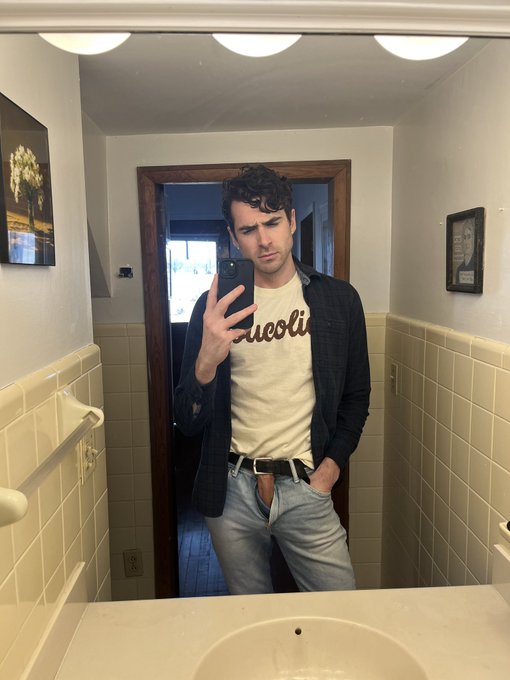 &ldquo;If it won&rsquo;t go down, flip it up into your belt&rdquo; This doesn&rsquo;t feel right&hellip; https://t.co/V4uzp7Z1QF