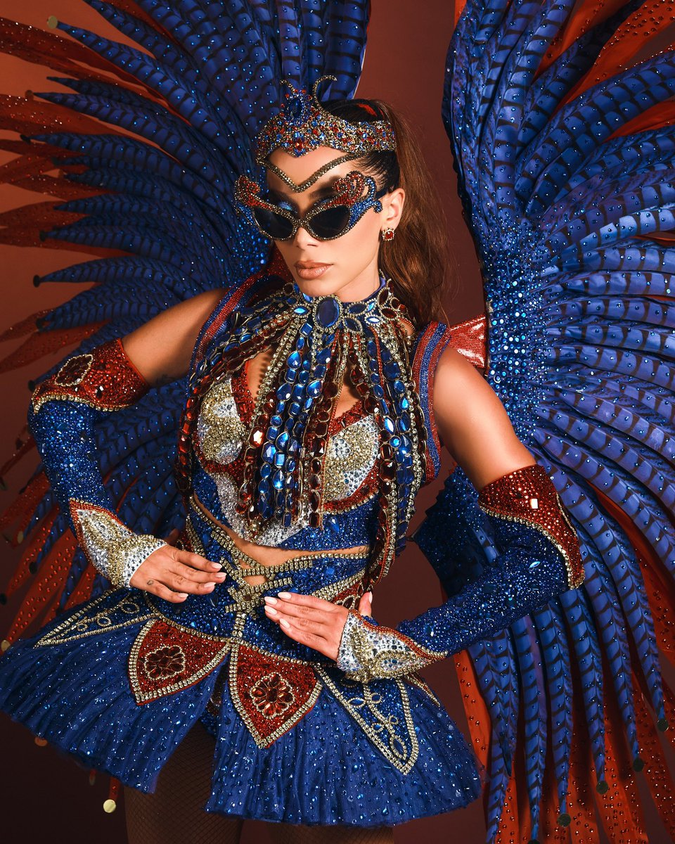 Anitta's tweet photo. Alô, União da Ilha ♥️💙

Em plena Baía de Guanabara, no Rio de Janeiro, está localizada a Ilha do Governador. É lá também que foi fundada, em 1953, a escola de samba União da Ilha do Governador! 

Em 2014, seu enredo no carnaval foi “É brinquedo, é brincadeira. A Ilha vai levantar poeira!”. A ideia era brincar com as nossas lembranças de infância, trazendo a leveza e o sonho característicos dessa época. Uma das alegorias do desfile era uma bailarina da caixinha de música, imagem que inspira o meu look de hoje!