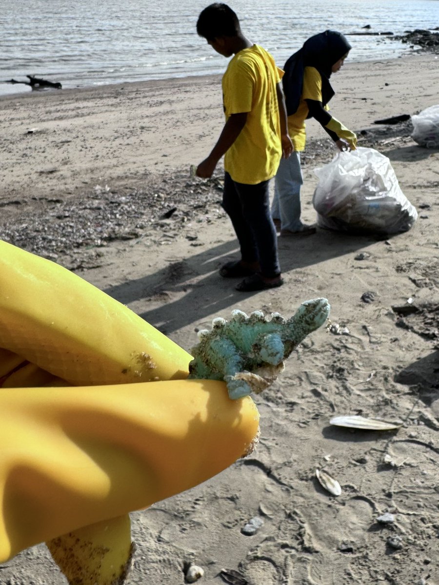 THMersing's tweet photo. #sunning and cleaning at our #cleanup.
Total of 41.5 Kg of waste, 12 Kg of them are ghostnets.

Foods and new gloves were sponsored by Teacher DJ. Thank you for your continues support, and thank you to our regular volunteers for coming! 💛 https://t.co/QD6K19I6xq