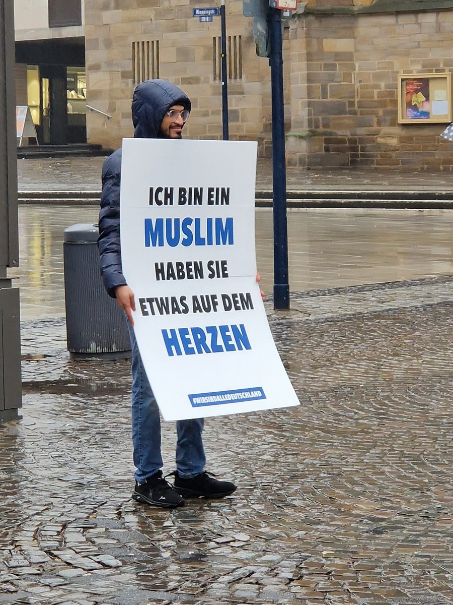 aj_region_wfs's tweet photo. Die @ahmadiyyajugend in #Dortmund freut sich über das positive Feedback nach der #Dialogaktion: Zahlreicher Zuspruch, lebendiger Austausch und auch hitzige Diskussionen zeigen das rege Interesse an offenen Gesprächen.

@KhuddamDE https://t.co/LECOgNpjJR