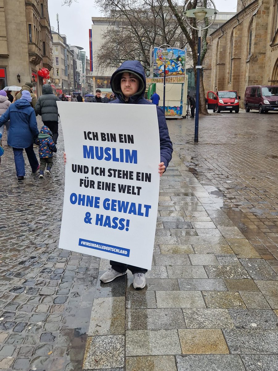 aj_region_wfs's tweet photo. Die @ahmadiyyajugend in #Dortmund freut sich über das positive Feedback nach der #Dialogaktion: Zahlreicher Zuspruch, lebendiger Austausch und auch hitzige Diskussionen zeigen das rege Interesse an offenen Gesprächen.

@KhuddamDE https://t.co/LECOgNpjJR