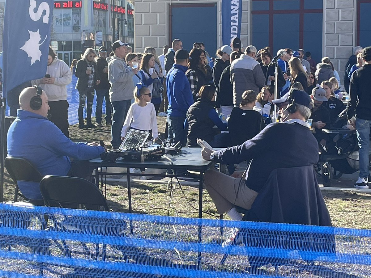 ByHunterTickel's tweet photo. GM 23 Indiana St (19-3, 10-1 MVC) v Drake (18-4, 9-2)

A big one in Terredise today.
Greay walking weather in the Wabash Valley today ☀️
(First photo is Terre Haute North grad, Abby Howes, her husband, Nick Thornton, made this shirt for Arch Madness last year)
@Jorourke20 https://t.co/jxLWb8GGZY