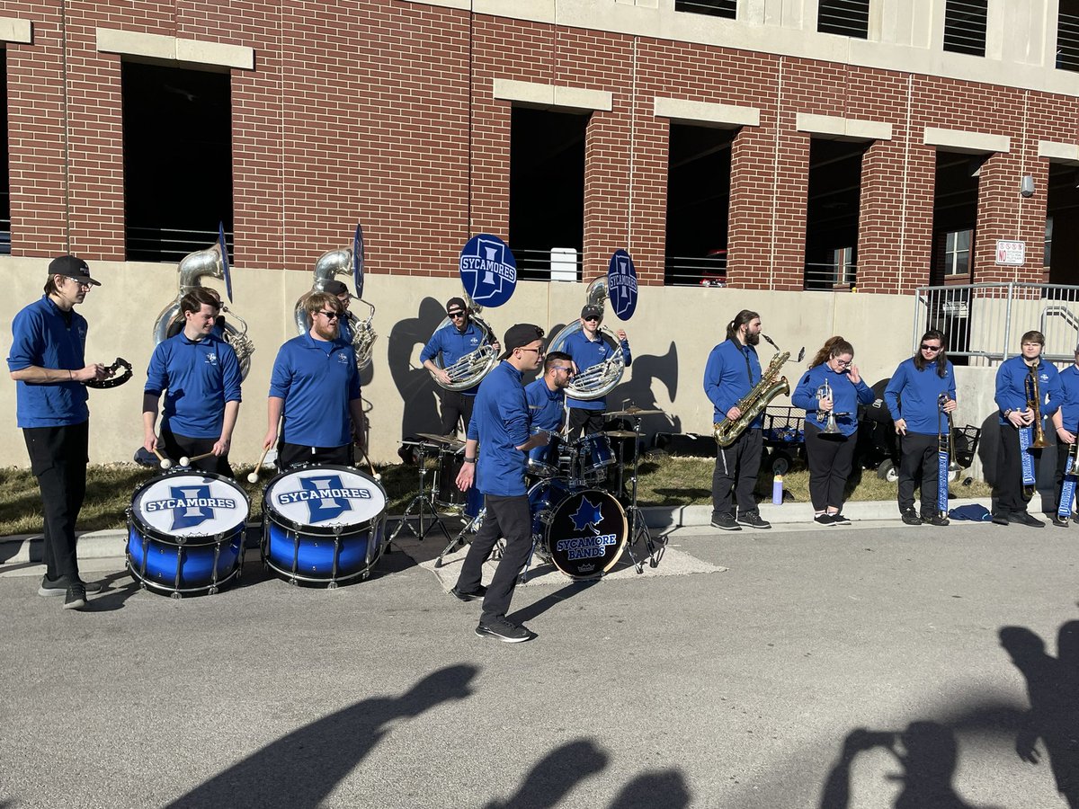 ByHunterTickel's tweet photo. GM 23 Indiana St (19-3, 10-1 MVC) v Drake (18-4, 9-2)

A big one in Terredise today.
Greay walking weather in the Wabash Valley today ☀️
(First photo is Terre Haute North grad, Abby Howes, her husband, Nick Thornton, made this shirt for Arch Madness last year)
@Jorourke20 https://t.co/jxLWb8GGZY