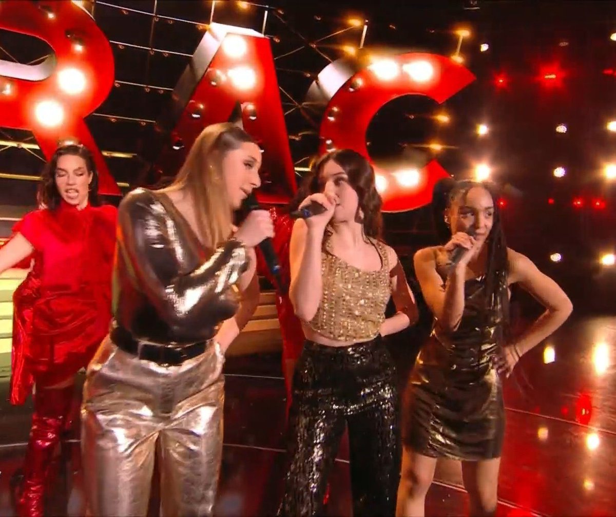TeamLenieOff's tweet photo. Lénie au milieu 🌟 #Staracademy 

Bim, bam, boum STAR ENFAITE 💅🏼 https://t.co/PIzSRImhl2