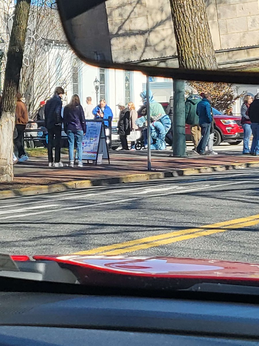 the_Lovezone's tweet photo. @ABasicKipz Driving through downtown and saw a suiter out amongst the normies xD https://t.co/s3AKj9a0Ex