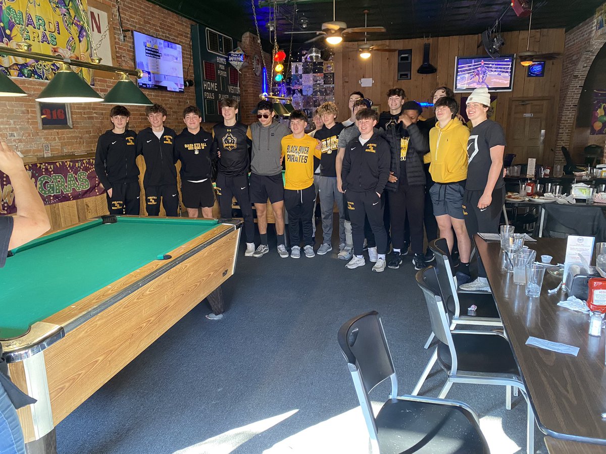 BRMensBB's tweet photo. Pre-game lunch for the boys after a hard week of practice. #AllFunNoFear #RockTheDock https://t.co/C0rC5WDbwO
