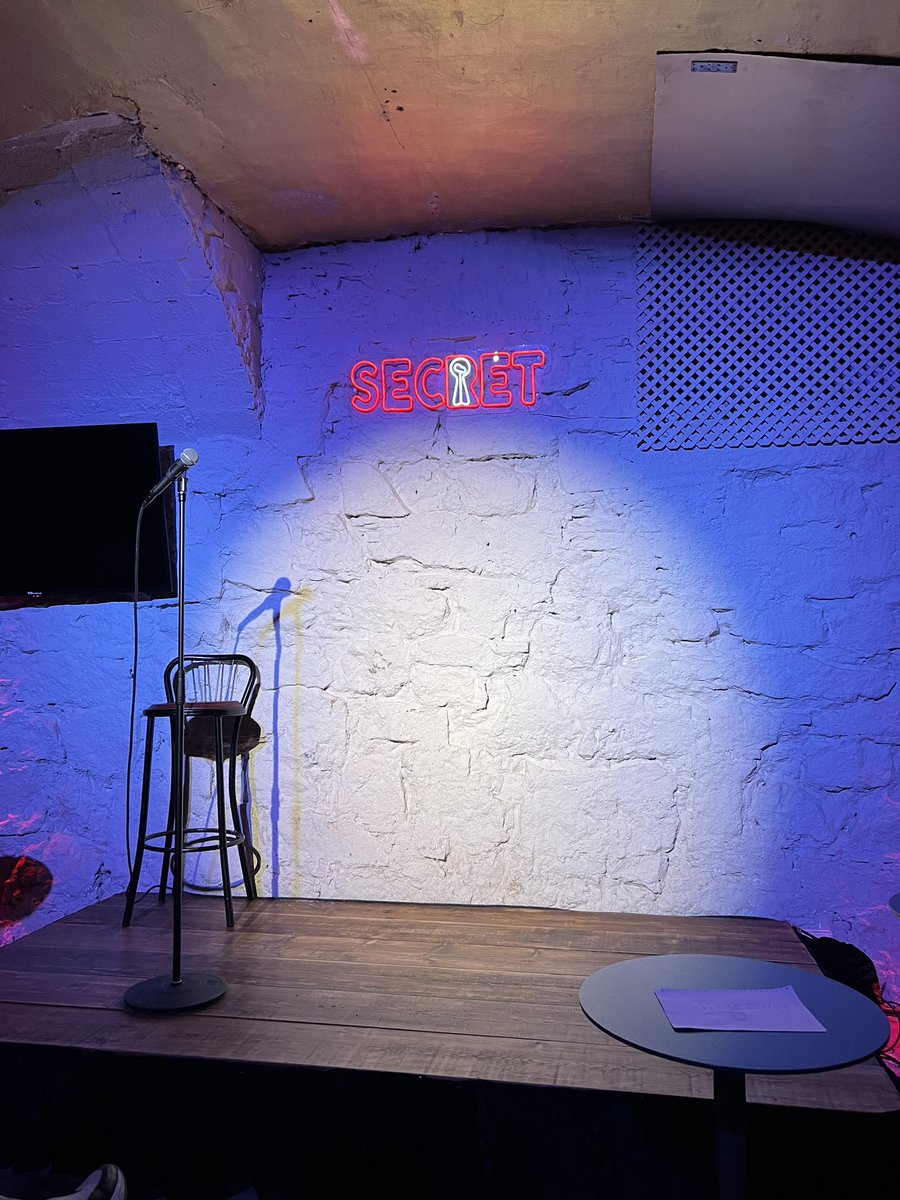 Vine a ver comedia, estuvo de huevos.
Hasta invitamos a uno para abrir mañana los shows .
¡A dormir que mañana hay que trabajar!