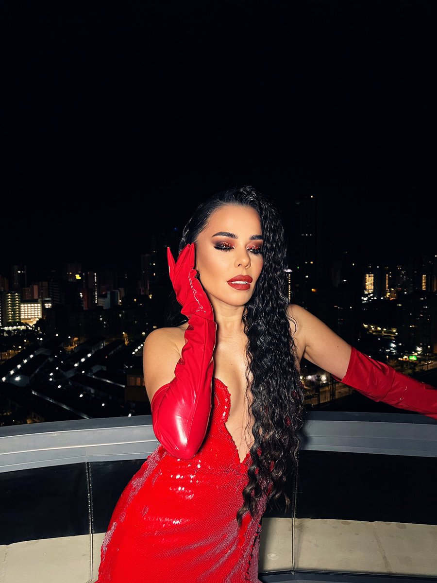 Ya estamos en la final del #BenidormFest 💄
Suerte a tod@s!
#BenidormFestFinal 

Maquillaje / Peluquería:<a href="/AlbertoDugarter/">Alberto Dugarte</a> 
Diseñador:<a href="/mikecostello/">Michaelcostello</a>