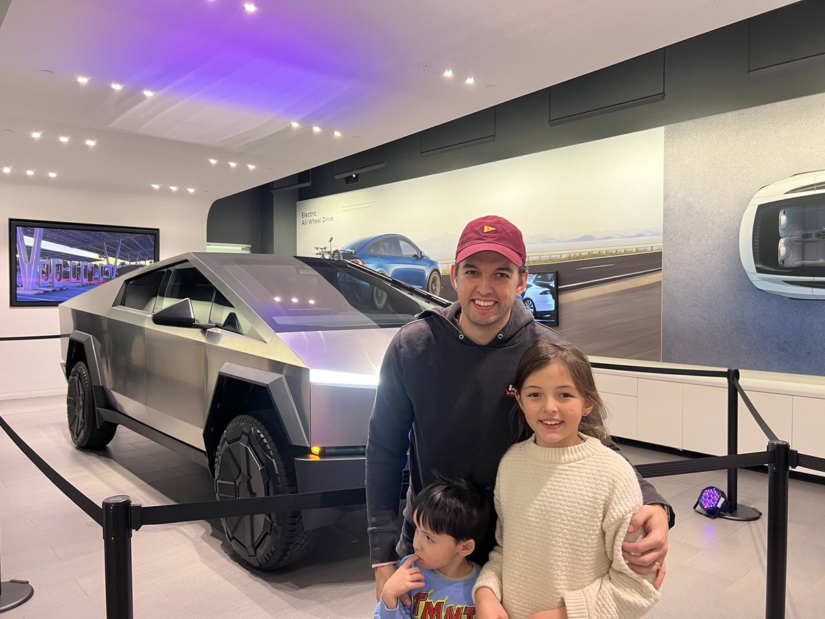 atomroach's tweet image. Finally got to see it in person. Love at first sight. #Cybertruck