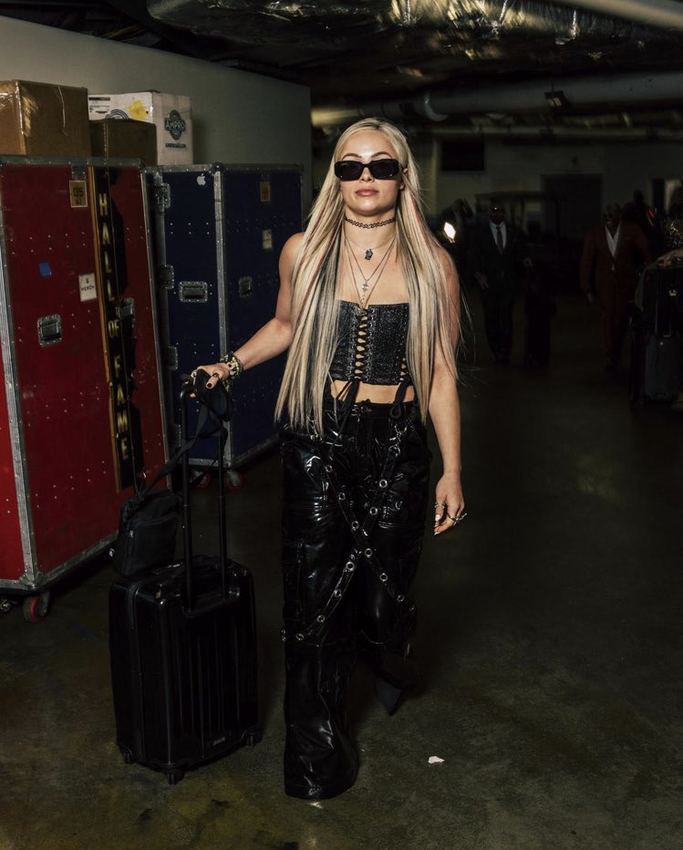 Taboy225's tweet photo. Liv Morgan behind the scenes at the royal rumble 🖤✨

@YaOnlyLivvOnce #RoyalRumble https://t.co/QNYAqpVgzD
