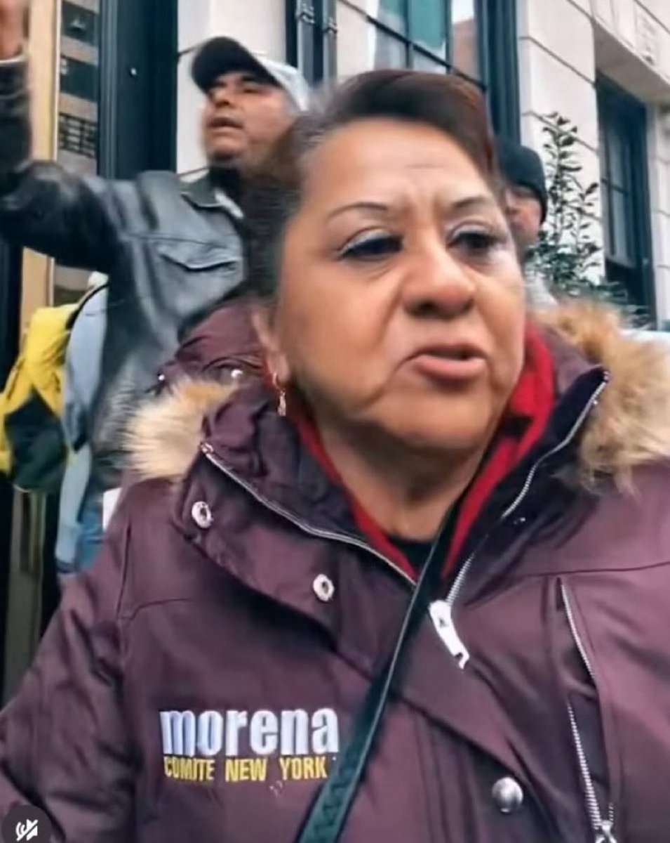 EdgarMereles0's tweet photo. @morena_ny1 Los verdaderos migrantes mexicanos NO se aglutinan como ese puñado de turistas envíados por @PartidoMorenaMx y su versión neoyorkina.
Los migrantes están trabajando, cuando tienen la visa laboral.
Cada hora cuesta dólares.
Existe otro grupo que al no tener documentos, no salen. https://t.co/kbbvKG0fE1