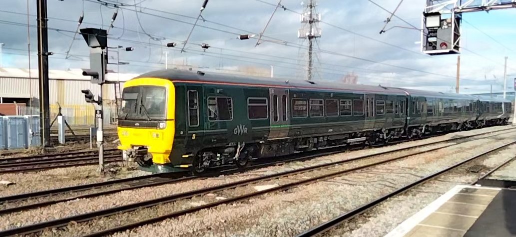Harrod15S's tweet photo. Not the usual visitor to this area, GWR unit 166203 heading home after being in Wabtec (looked like it had had new bogies fitted) at Doncaster this afternoon
#class166 #trains #GWR #Doncaster https://t.co/VHtC10nLBJ
