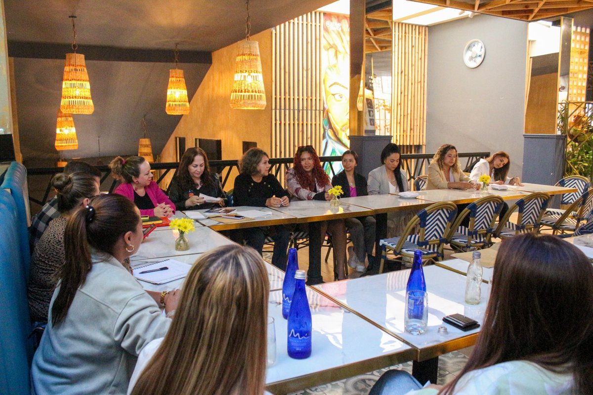 YesseniaVe29332's tweet photo. Que grato compartir un espacio de diálogo con diseñadores de la ciudad, quienes por muchos años han creado, diseñado y representado a nuestra ciudad en distintas pasarelas.

Vamos a fortalecer y apoyar al sector de la moda y textil, tenemos mucho talento en nuestro municipio. https://t.co/TgsZUn48gw