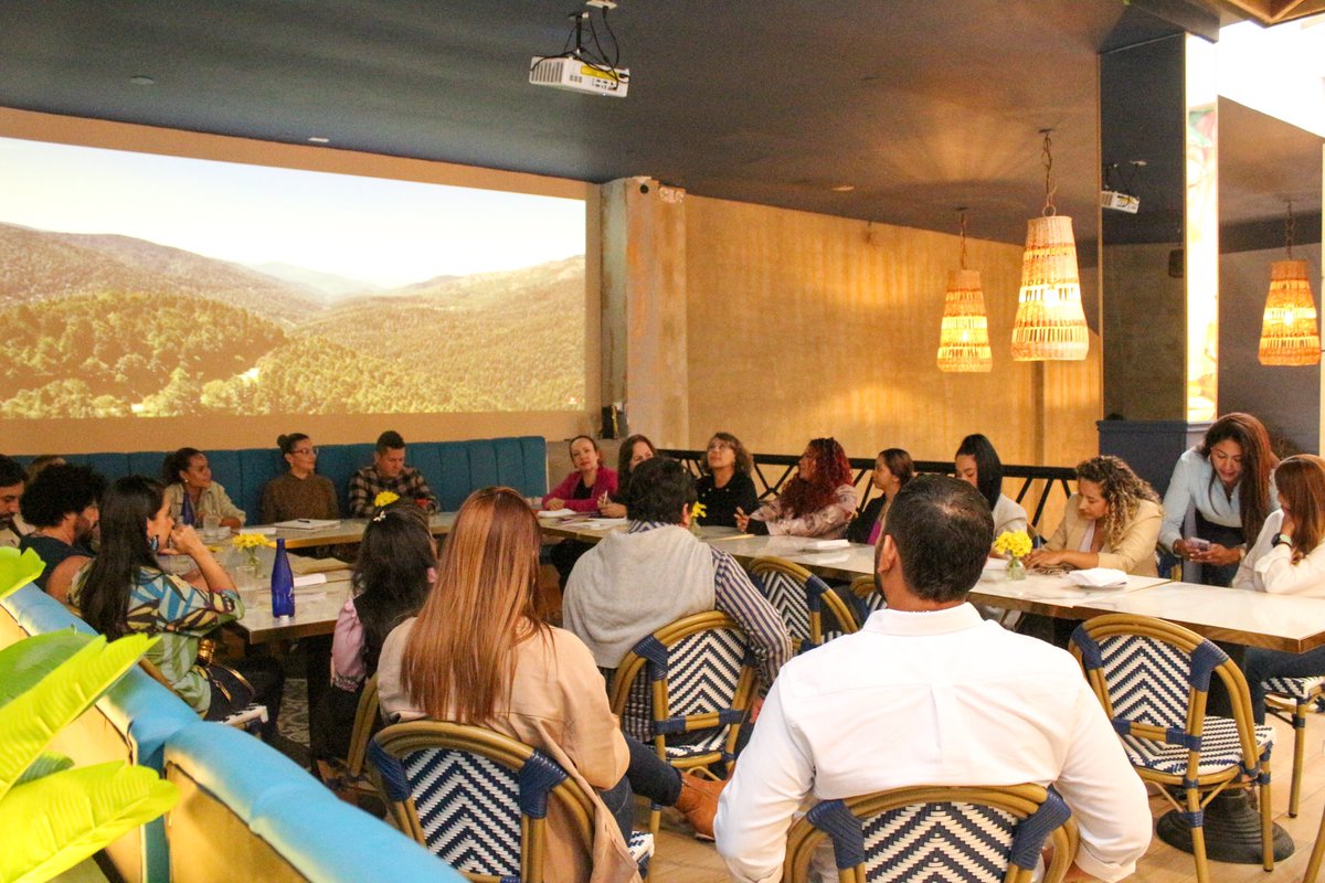 YesseniaVe29332's tweet photo. Que grato compartir un espacio de diálogo con diseñadores de la ciudad, quienes por muchos años han creado, diseñado y representado a nuestra ciudad en distintas pasarelas.

Vamos a fortalecer y apoyar al sector de la moda y textil, tenemos mucho talento en nuestro municipio. https://t.co/TgsZUn48gw