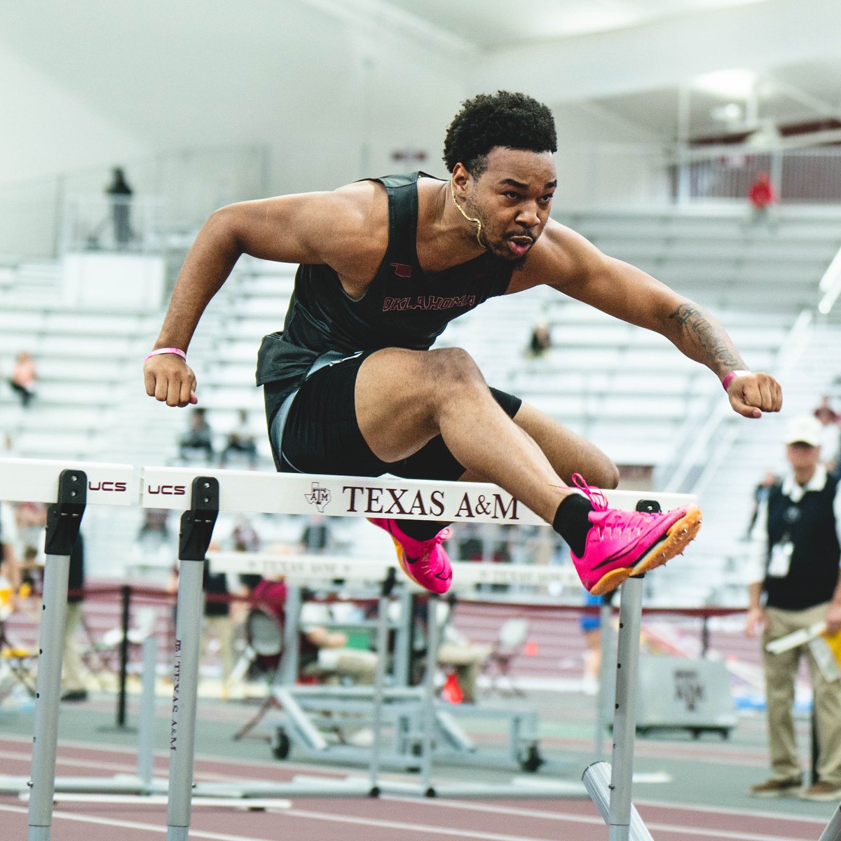 Freshman Cameron Jackson takes sixth place with a 8.30 time in the men’s 60mH finals! 

#BoomerSooner ☝️