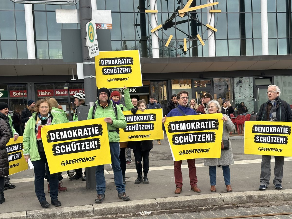 Das gibt Hoffnung: 10.000 Menschen setzen in #Würzburg ein Zeichen für die #Demokratie. ❤️

#Greenpeace  #DemokratieSchützen #HandInHand #WirSindDieBrandmauer #demonstration #GegenRassismus #FürDemokratie #NieWiederIstJetzt #GegenRechtsextremismus #GegenHetze