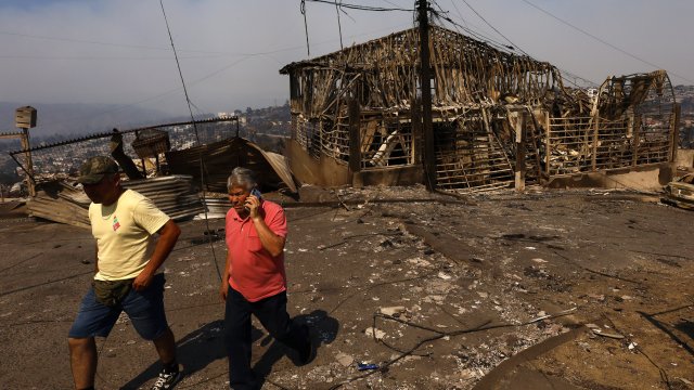 Cooperativa's tweet photo. [Video] Roaming de emergencia: Paso a paso para obtener señal en el celular en la zona de la catástrofe #IncendioForestal #CooperativaContigo #ViñadelMar https://t.co/IkmS3la5fc https://t.co/eB6ixXewpz