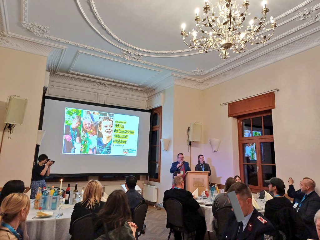 MMagdowski's tweet photo. Am Donnerstag war in der Villa Böckelmann in Ottersleben die Kick-Off-Veranstaltung zur diesjährigen europäischen Kinderstadt #Ottopia in der @Ottostadt #Magdeburg, auf die ich mich sehr freue und die in diesen Jahr vom 22. Juli – 2. August stattfindet.
https://t.co/aNw4QZU9P1 https://t.co/u7dkKCvFci