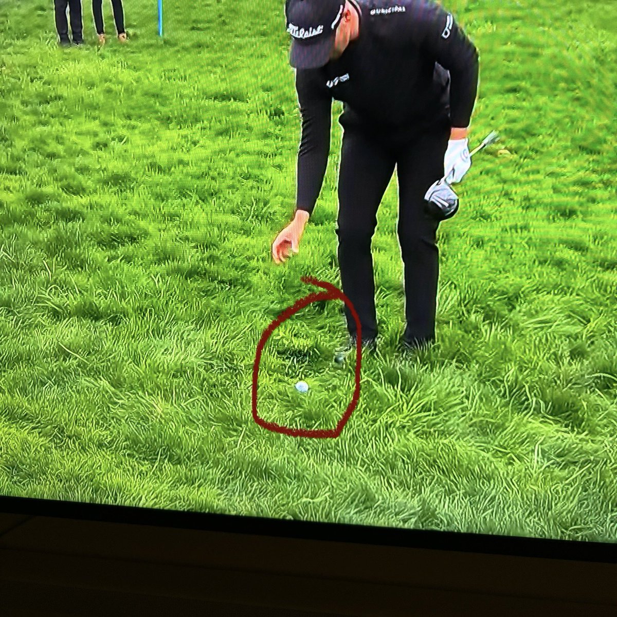 Clark blatantly trod down the area he wanted to drop the ball onto…..twice. How’s no one spotting that? #pebblebeach #PGATour