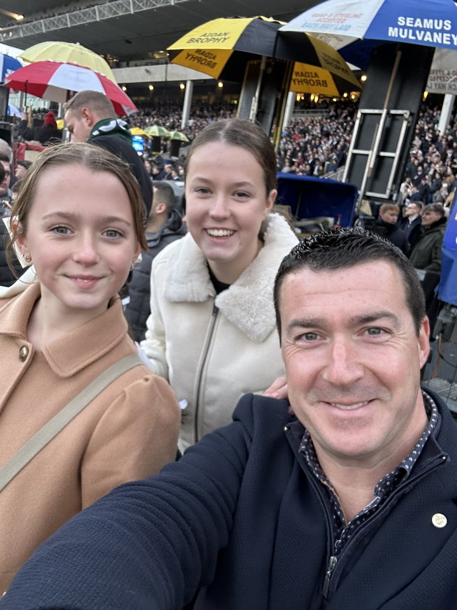NoelAnderson_'s tweet photo. The girls first ever day racingโฆ. Can only be down hill from here! Big thanks to @KearneyRob & @DanKielyMASV for letting us represent them #TheVeryMan ๐ https://t.co/EYVrsjImli