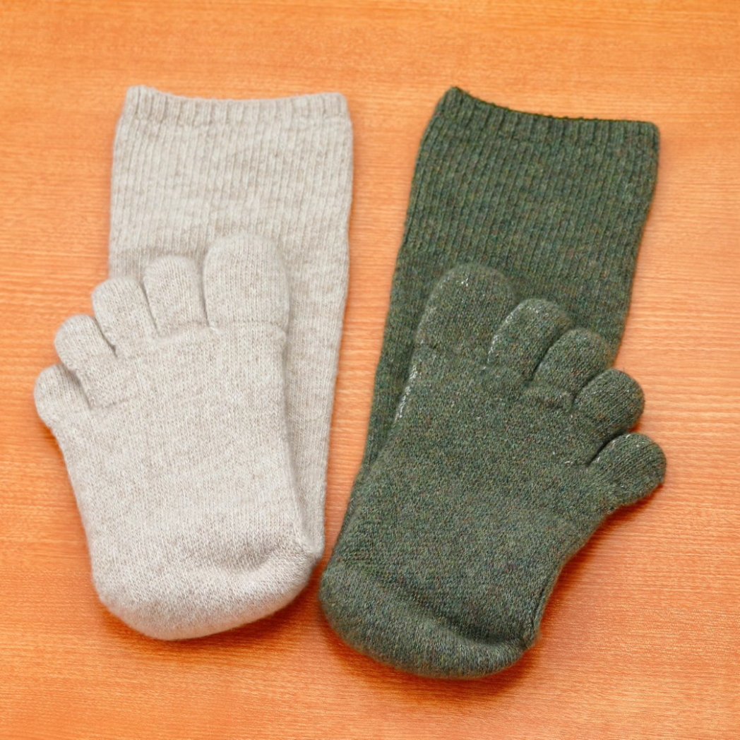 yomowool's tweet photo. ノンノンの羊毛入った安心のウールソックス🧦
KASAGI FIBER STUDIOからの贈り物🎁
「ひつじが見えるウール製品」
　大切な方に
　感謝の気持ちを伝える
　特別なプレゼント🎁

オンラインショップ🐏
https://t.co/CDqs88XTMU

ひつじたちとご注文を
心からお待ちしております🤗🐏🐏 https://t.co/DWlgYAik5q