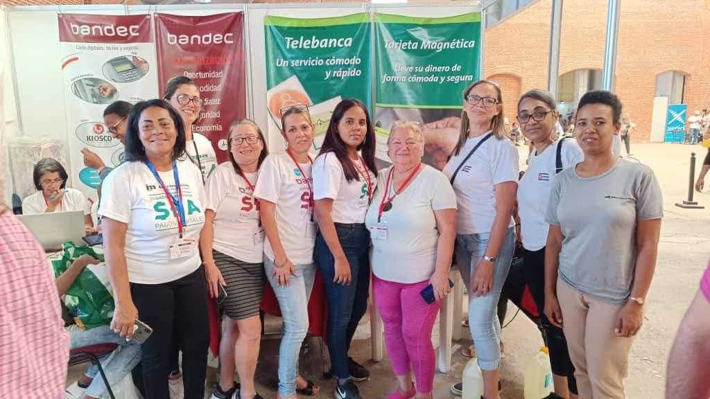 BancoCentralCub's tweet photo. 📍 #BancariosCubanos de los 3 bancos comerciales, junto al @BancoCentralCub, participan en la #FeriaDelPueblo, a 6 meses de implementada la Resolución No. 111/2023, contribuyendo al uso de los #PagosDigitales.
#Bancarizacion https://t.co/gv0ZmdH7yO