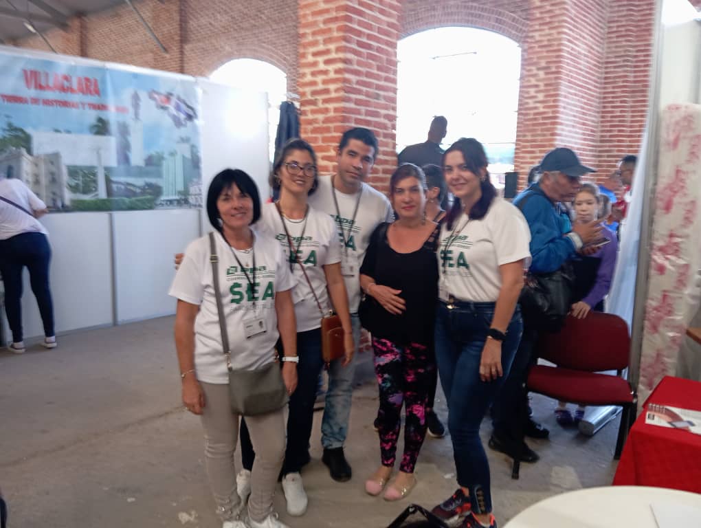 📍 #BancariosCubanos de los 3 bancos comerciales, junto al <a href="/BancoCentralCub/">Banco Central de Cuba</a>, participan en la #FeriaDelPueblo, a 6 meses de implementada la Resolución No. 111/2023, contribuyendo al uso de los #PagosDigitales.
#Bancarizacion