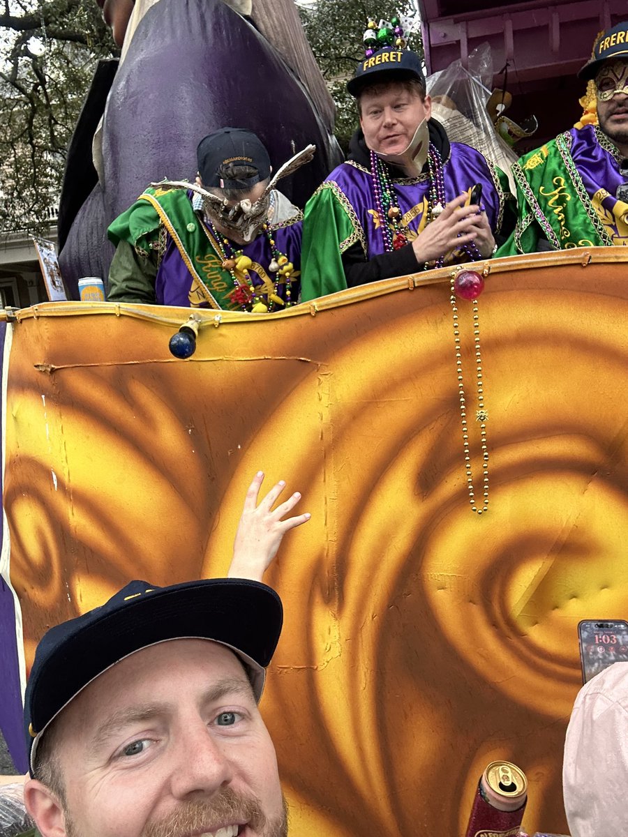 Jstarkey41's tweet photo. @BarstoolBigCat Locked eyes https://t.co/tO89LGWU2H