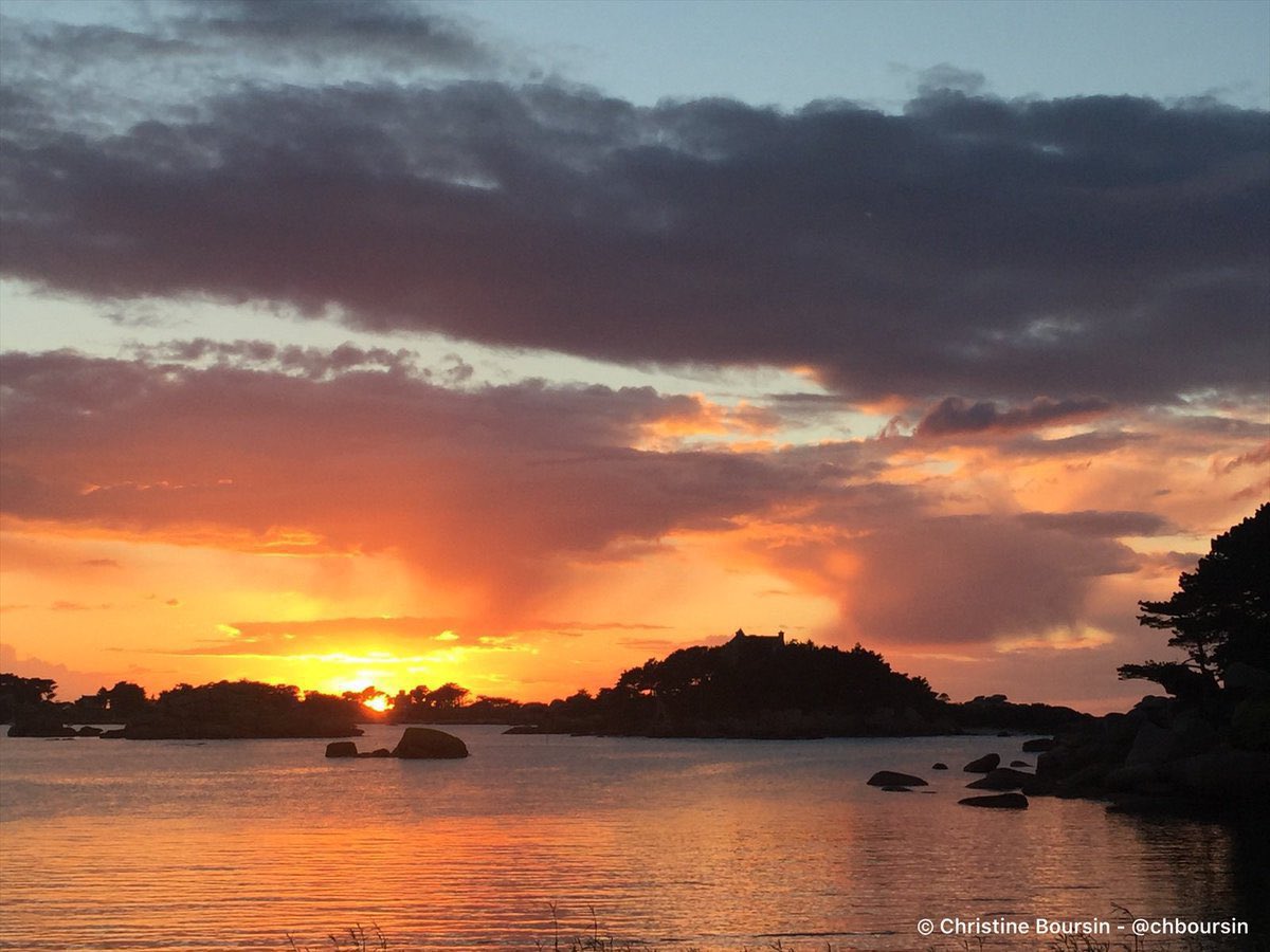#Bretagne Moment de quiétude au coucher du soleil 🌅 à #Ploumanach ! 💗🧡💛 #sunset