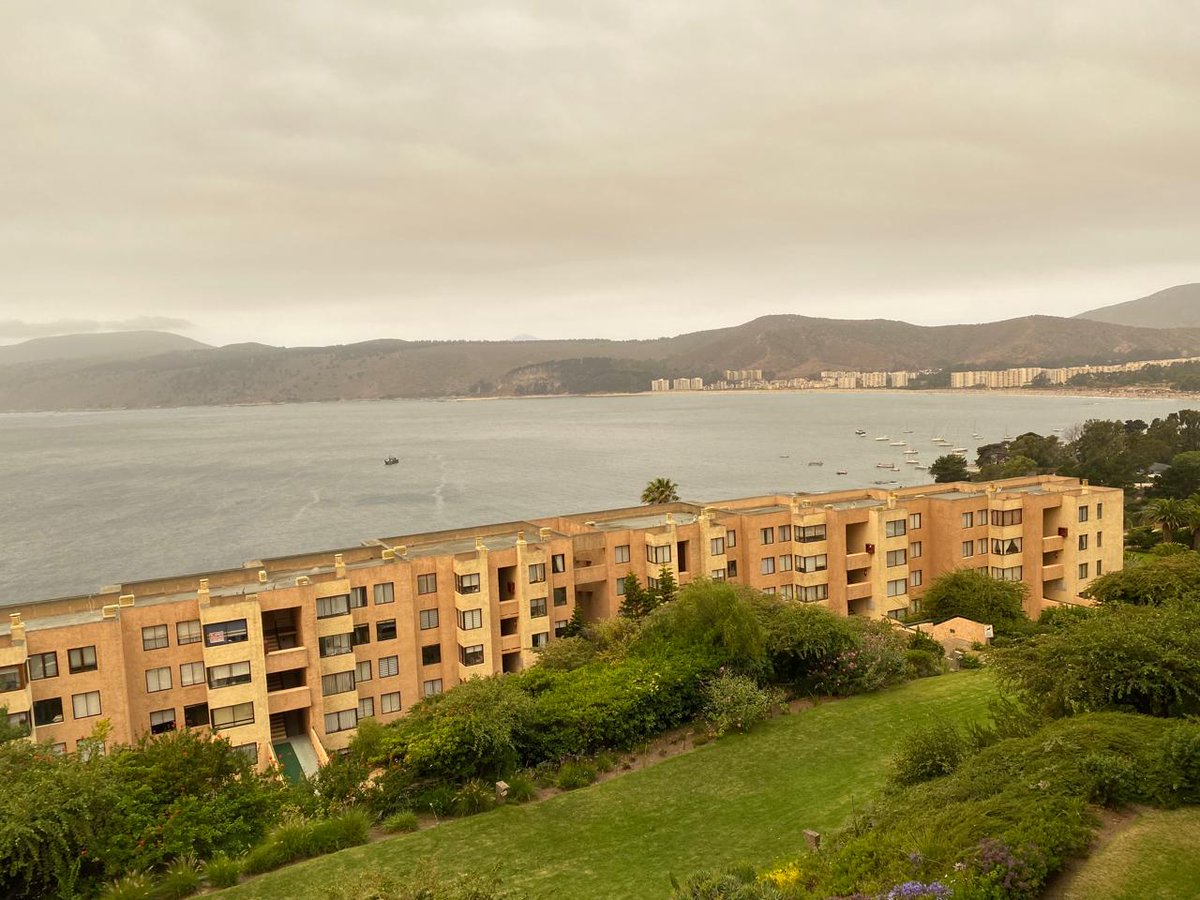 A esta hora la bahía de #Papudo se encuentra bajo una nube de humo producto de los #IncendiosForestales que afectan a #ViñaDelMar y #Quilpue