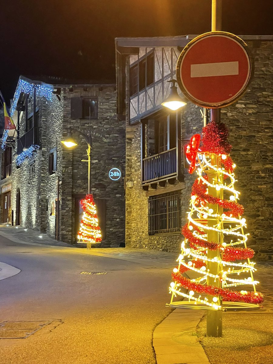 Tenir encesos els llums de Nadal fins la Candelera quan és sabut que cal fer estalvi energètic, ja em sembla massa. Però que avui, dia 3 de febrer, encara estiguin encesos ja ho trobo insensat. <a href="/ordinoesviu/">ordinoesviu</a>