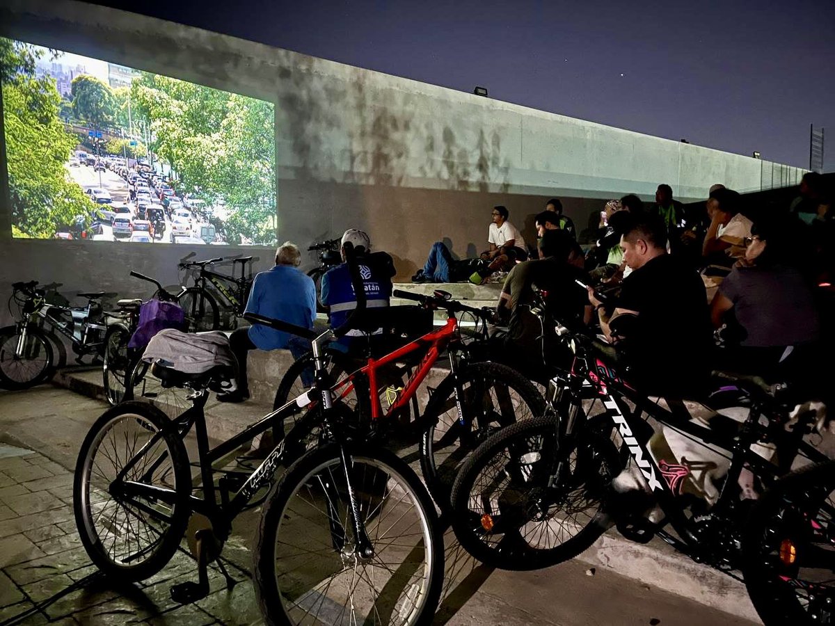 ImdutYucatan's tweet photo. ¡Llegamos rodando al #Bicinema! 🚴♂️🎬
De acuerdo a la estrategia de movilidad integral que impulsa el Gobernador @MauVila, rodamos con @Ciclo_Turixes 6km hacia el Parque Lineal @los_paseos y disfrutamos de una noche de documental “BikesVSCars”🍿🚲 https://t.co/qcWOdN9YDV