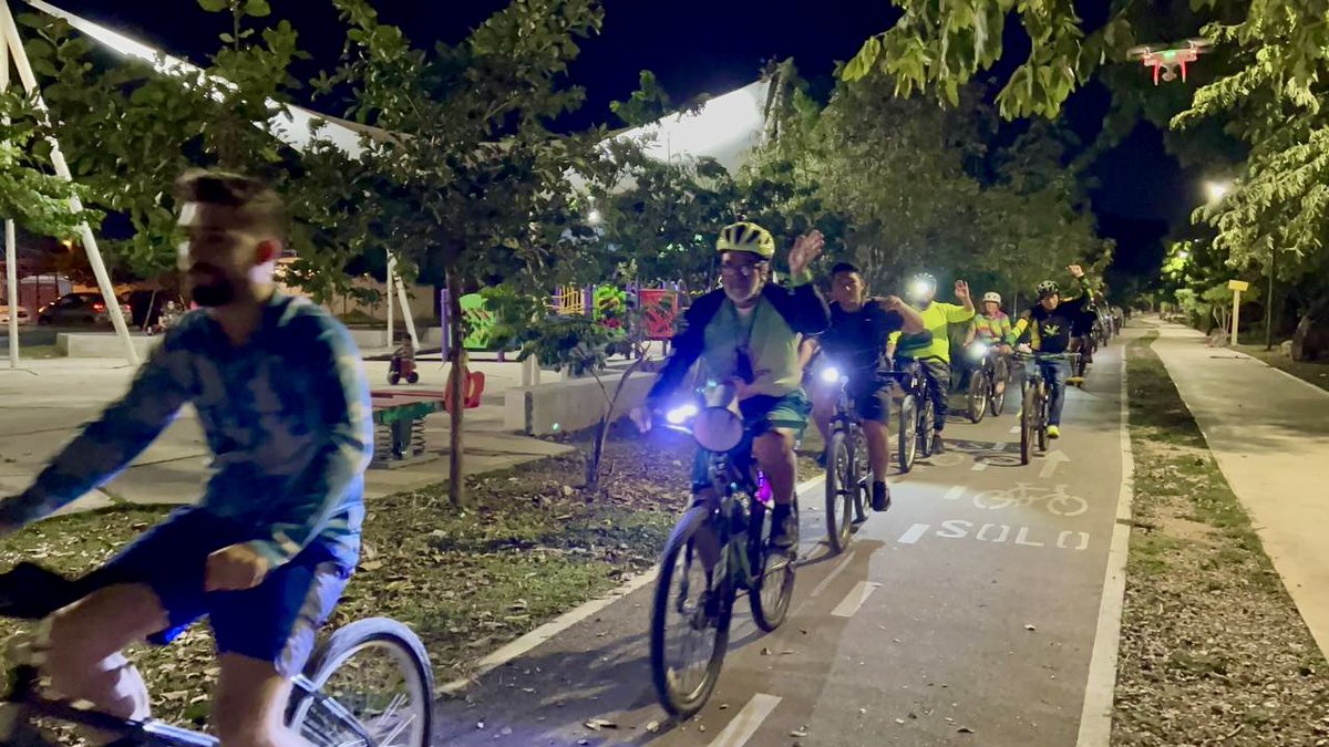 ImdutYucatan's tweet photo. ¡Llegamos rodando al #Bicinema! 🚴♂️🎬
De acuerdo a la estrategia de movilidad integral que impulsa el Gobernador @MauVila, rodamos con @Ciclo_Turixes 6km hacia el Parque Lineal @los_paseos y disfrutamos de una noche de documental “BikesVSCars”🍿🚲 https://t.co/qcWOdN9YDV