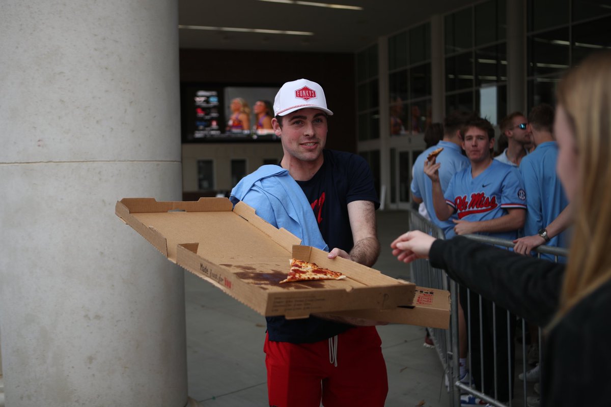 OleMissPix's tweet photo. Man of the people @kyle_wakefield5 

#BuildTheCulture https://t.co/Qiotixlqac