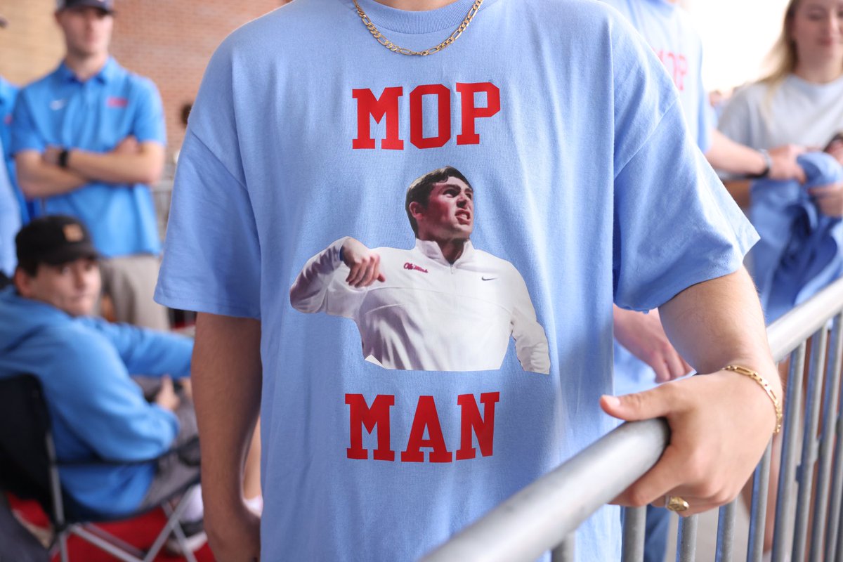 OleMissPix's tweet photo. Man of the people @kyle_wakefield5 

#BuildTheCulture https://t.co/Qiotixlqac