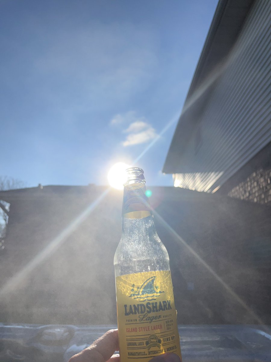 mackiefries's tweet photo. @JDSpradlin @radiomville Great to listen to the Buffett buffet while enjoying some sun in 🇨🇦! 🐬👍
🍻PS I need another landshark! 😆@LandSharkCA 
#sun
#landshark
#jimmybuffett https://t.co/7ptzWVdVPf