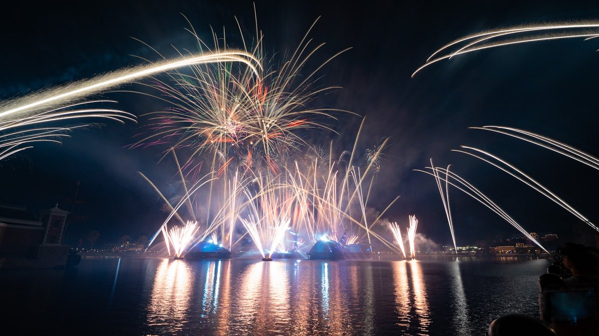 ChrisWhitePE's tweet photo. I was lucky enough to get to shoot Harmonious several times before it ended, and I am pretty excited to shoot Luminous soon. #waltdisneyworld #epcot #nikon #tamron #mefoto https://t.co/gJ3Z5vkgHu