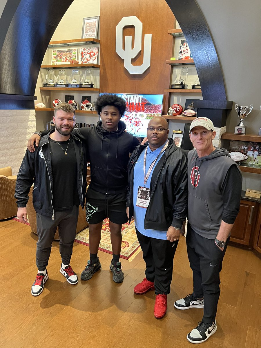 Oklahoma HC Brent Venables with On3 top-100 2025 LB Elijah Barnes on his visit to Oklahoma today Profile: on3.com/db/elijah-barn…