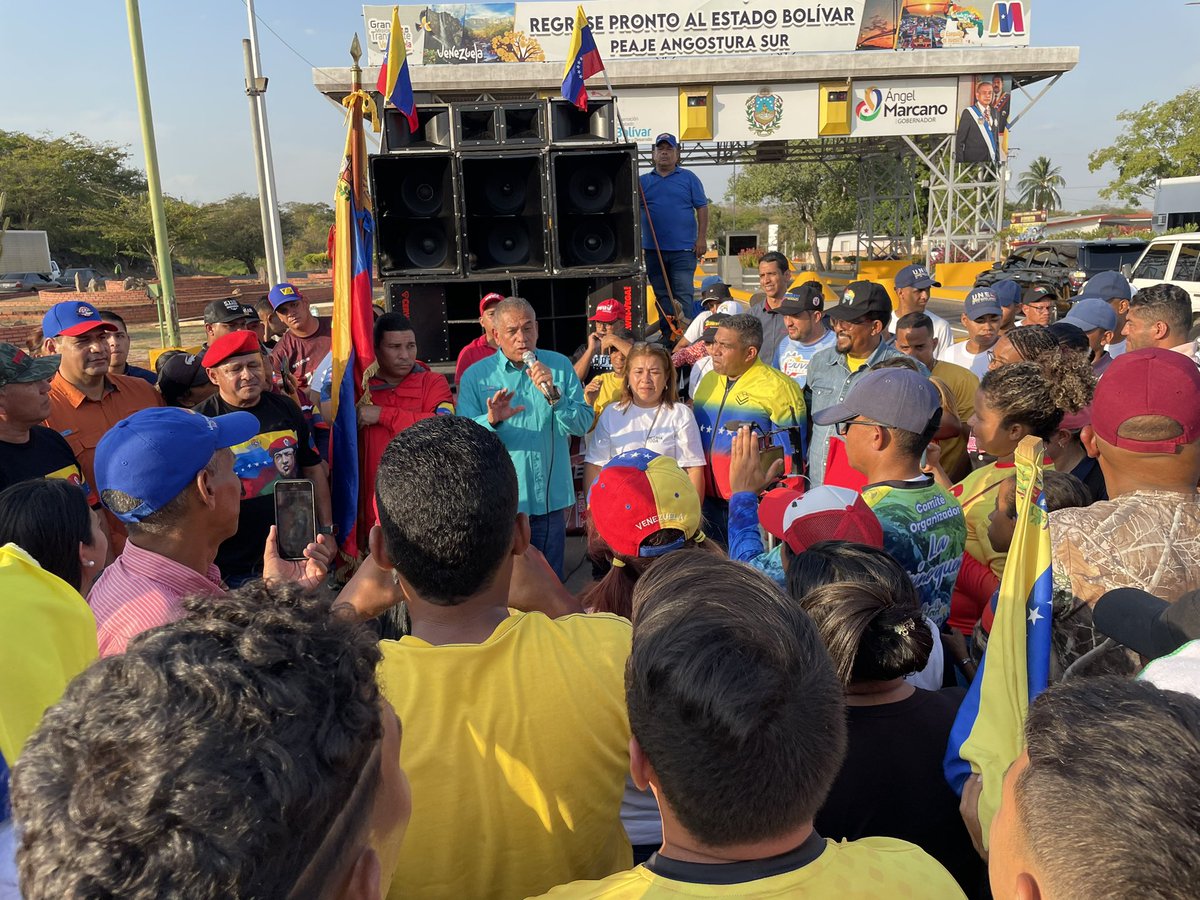 Bajo una sola fuera revolucionaria, salió la Furia Bolivariana desde el Altar de la Patria en Ciudad Bolívar, rumbo a la ciudad Caracas para este #04Feb junto al presidente <a href="/NicolasMaduro/">Nicolás Maduro</a> <a href="/PartidoPSUV/">PSUV</a> <a href="/amarcanopsuv/">Ángel Marcano</a> <a href="/alexroca1/">Alexis Rodriguez C.</a> <a href="/OviedoPSUV/">Tito Oviedo</a> #DeLaManoDelPueblo