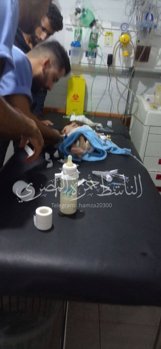 hayat_resimde's tweet photo. Bugün Gazze’de kucağında bir bebekle 13 yaşında bir çocuk hastahaneye  girdi ve doktorlara kardeşim çok aç günlerdir yemek bulamıyoruz diyip kardeşini doktorlara teslim etti ama malesef çocuk ölmüştü 

Terörist İsrail’i doyurup bu çocukları ölüme terkeden liderlere yazıklar olsun https://t.co/HnKMNnkGY6
