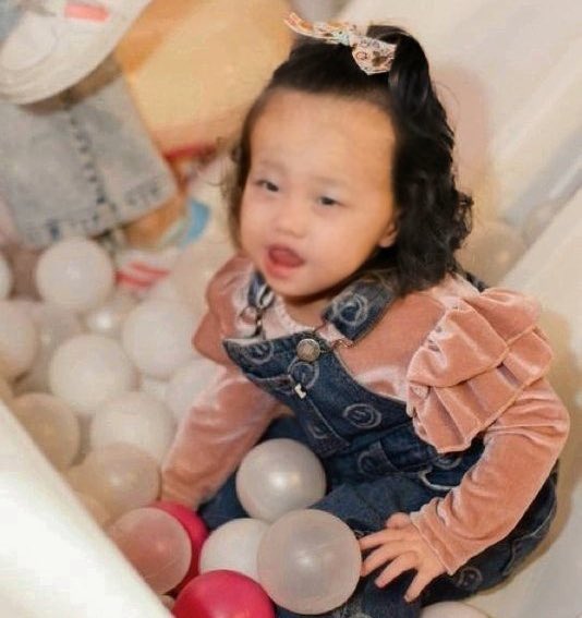 VLONEPREDATOR's tweet photo. here’s what she would look like if she was black or chinese https://t.co/B3Ww75VV0F
