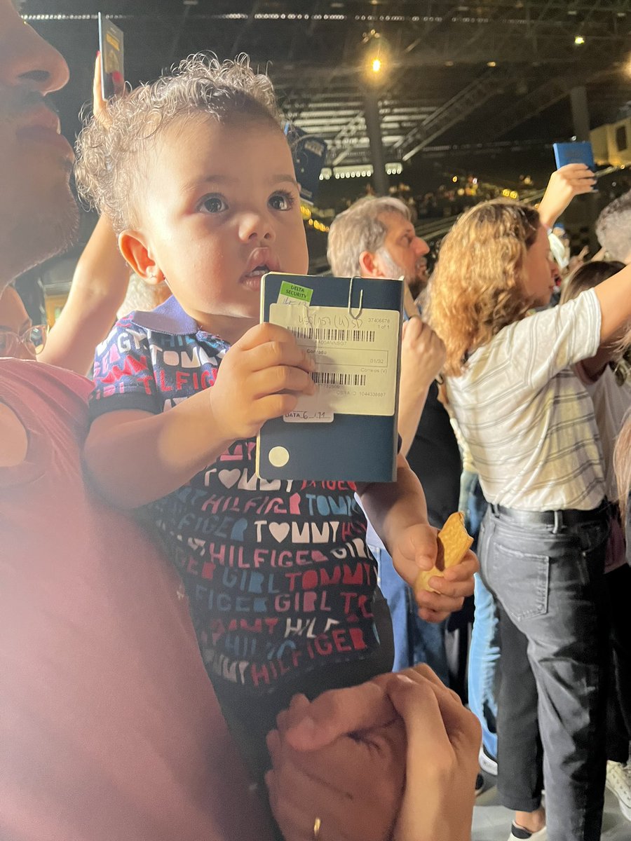 BiancaBio5's tweet photo. Minha missionária favorita na oração pelos passaportes 🥰 https://t.co/4XnNM3w2Pj