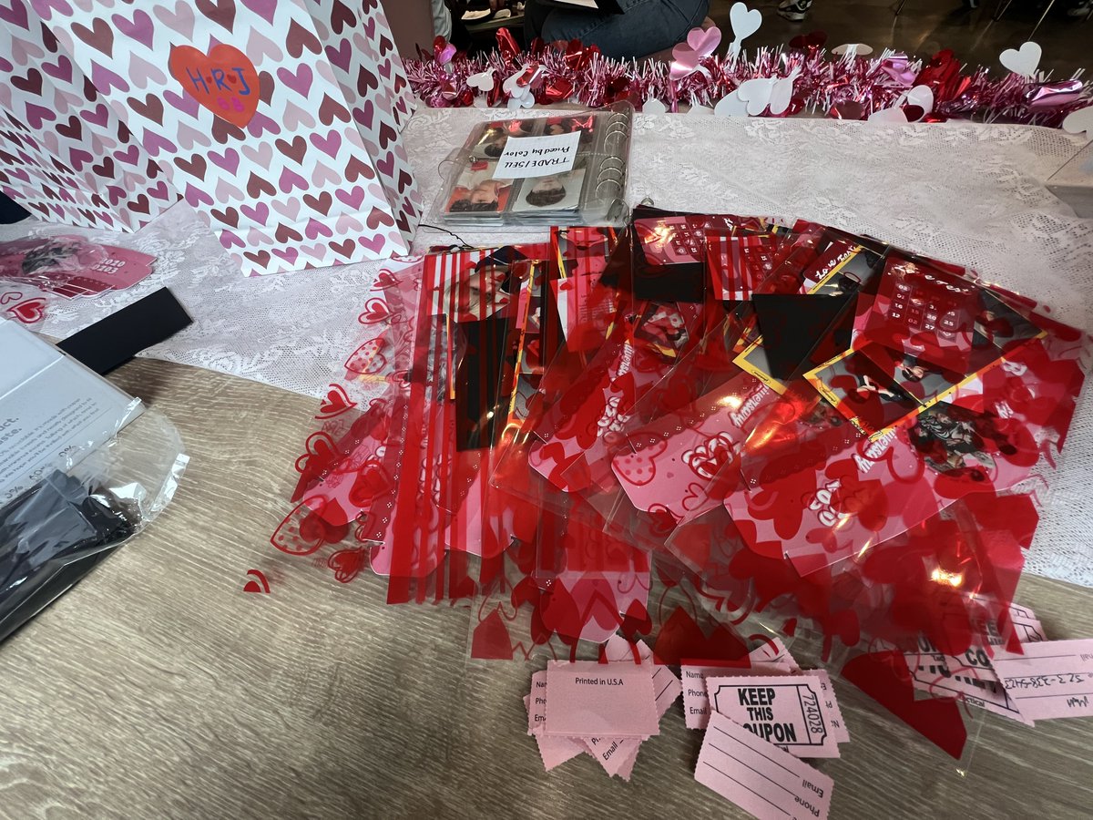 DKB_LA's tweet photo. BB’s we hope you’re enjoying the event!! If you come in don’t forget to join our raffle and make sure to take a pic at our photo wall 😁

We also have a bunch of free albums and photocards for sell 😊 https://t.co/yO0AV4fQSe