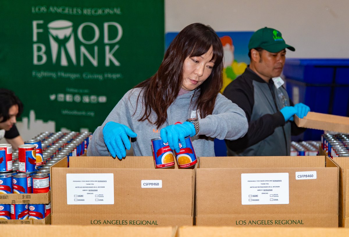 LACitySAN's tweet photo. 👉 3/10 households in #LACounty experience #foodinsecurity
👉 Over 30% of #ediblefood in US goes to #waste
We volunteered at @LAFoodBank today. It's not just a great way to give back to the #community; it's also an incredible team-building exercise.
#dogood #welovela #volunteer https://t.co/bN2mjqimrq