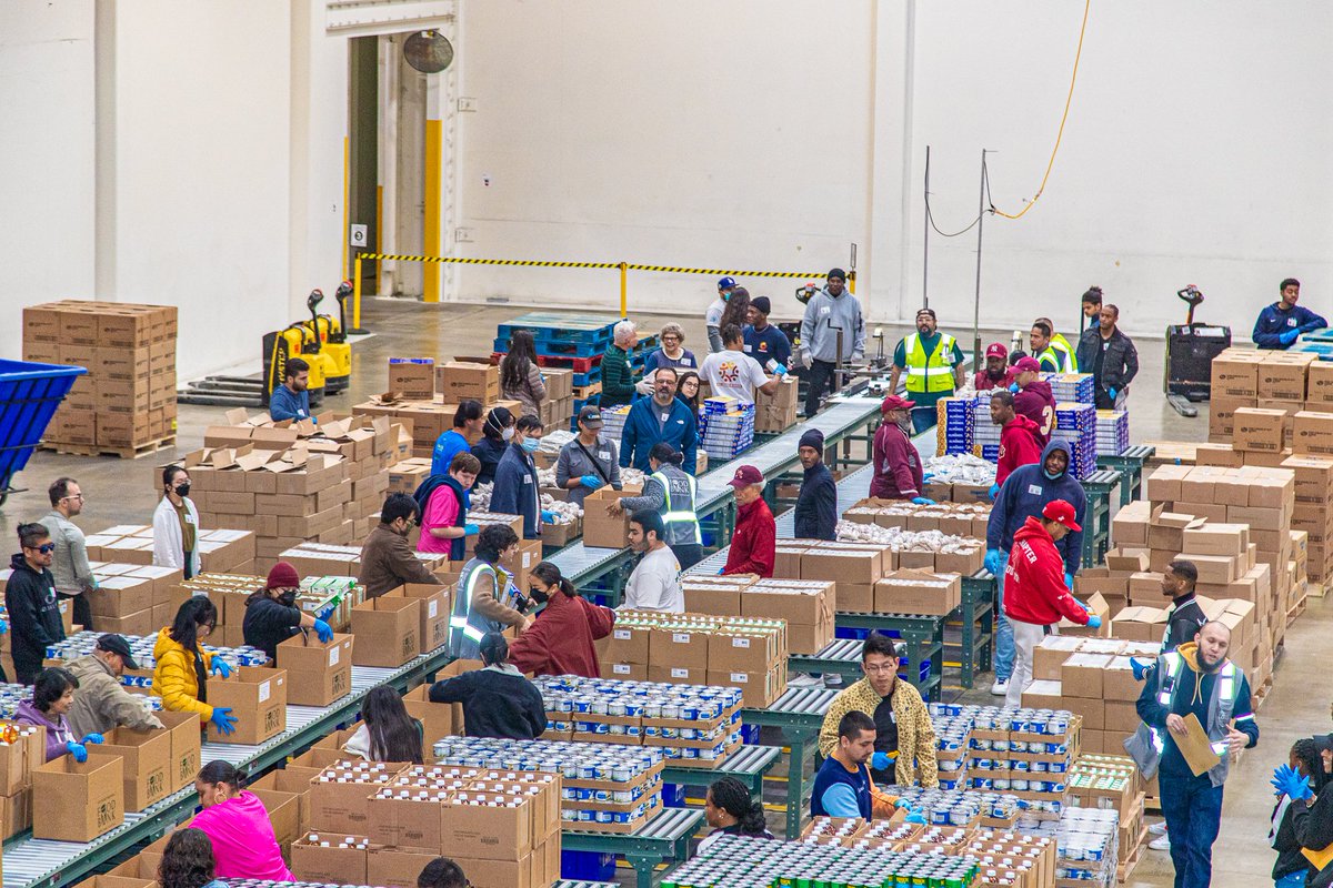 LACitySAN's tweet photo. 👉 3/10 households in #LACounty experience #foodinsecurity
👉 Over 30% of #ediblefood in US goes to #waste
We volunteered at @LAFoodBank today. It's not just a great way to give back to the #community; it's also an incredible team-building exercise.
#dogood #welovela #volunteer https://t.co/bN2mjqimrq
