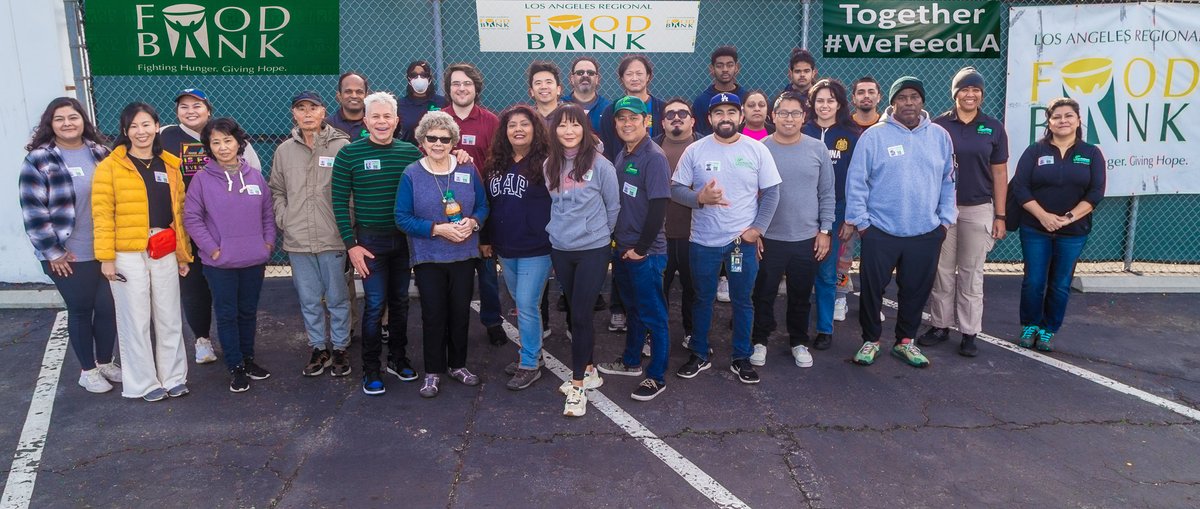 LACitySAN's tweet photo. 👉 3/10 households in #LACounty experience #foodinsecurity
👉 Over 30% of #ediblefood in US goes to #waste
We volunteered at @LAFoodBank today. It's not just a great way to give back to the #community; it's also an incredible team-building exercise.
#dogood #welovela #volunteer https://t.co/bN2mjqimrq