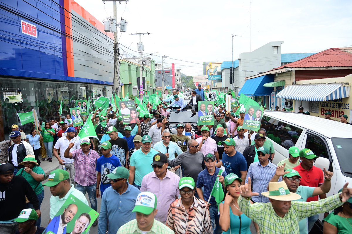 Azua en las calles apoyando a los candidatos municipales de la #FuerzaDelPueblo.
#VolvamosPalante 
#vota3