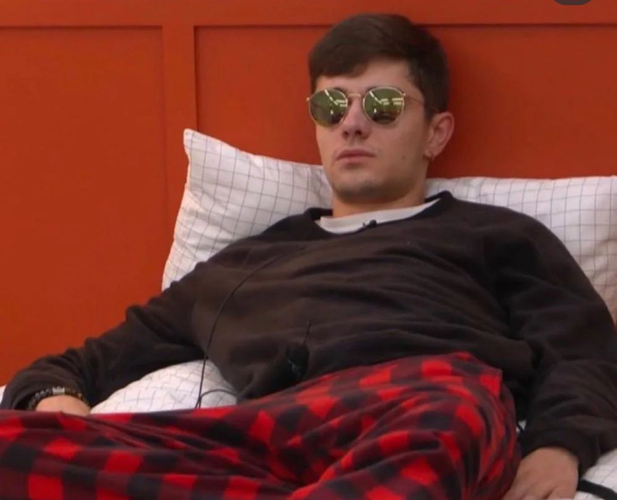 clement_mci's tweet photo. Julien quand on va lui annoncer qu’il faut chanter le temps des cathédrales aux 72 dates de la tournée #Staracademy https://t.co/vQECBLMlpG