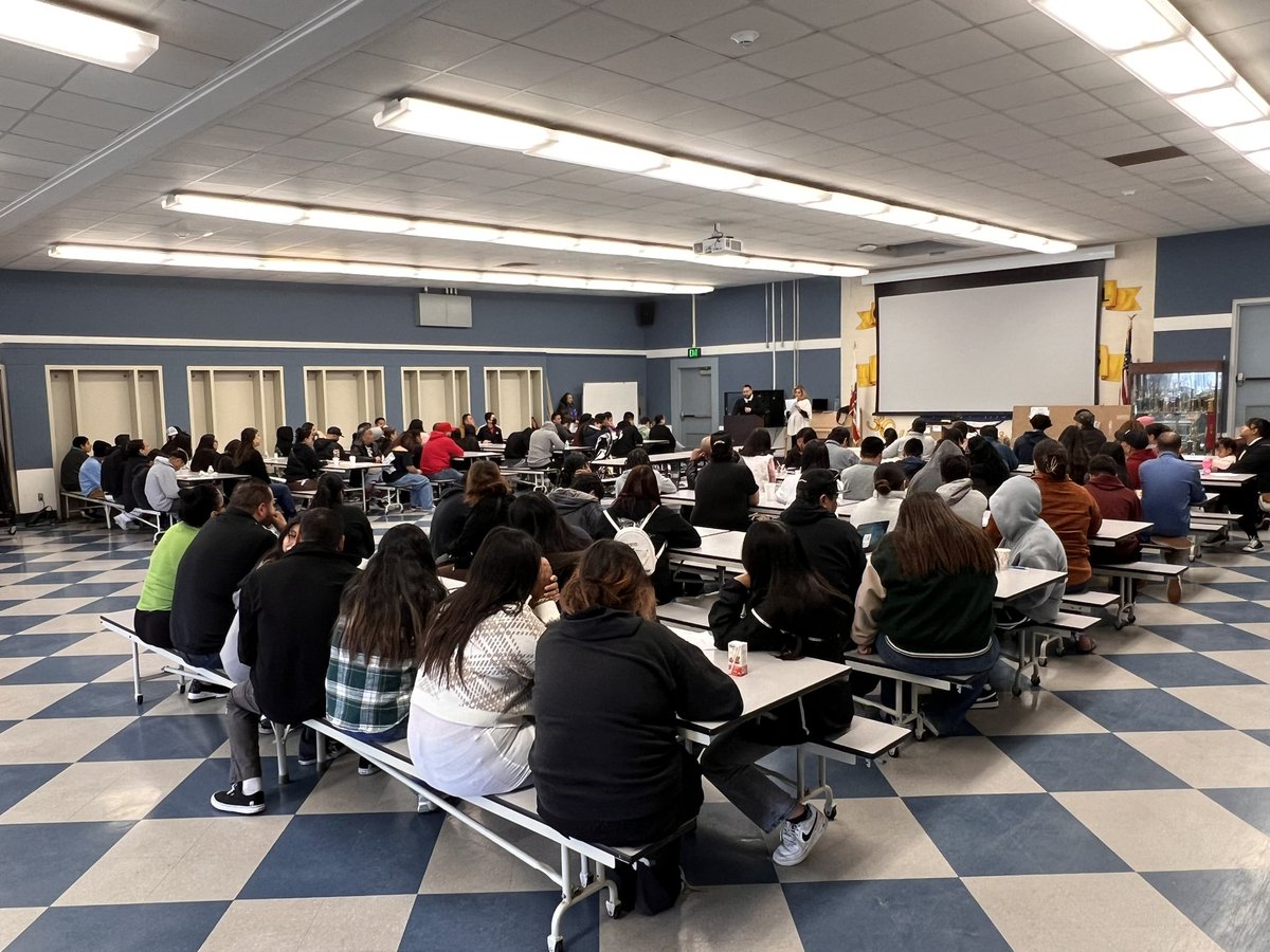 GuillenMarisol's tweet photo. Wonderful turn out at today’s GradNation Summit for HESD families and junior high students! #hesdpride @HuenemeElemSD #college #university #SiSePuede #CareerGoals https://t.co/ViprenPsjD